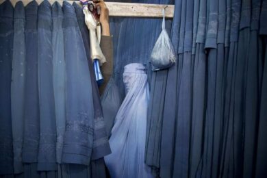 Velo integrale vietato: una legge giusta, senza scandalo