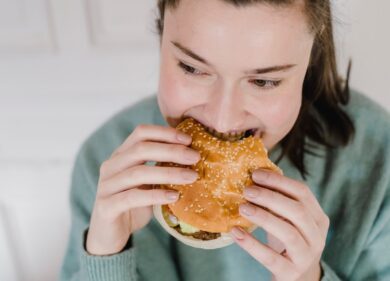 Vegani, si salvi chi può: vietato dire “hamburger” se non è (vera) carne. Lo stop dell’Ue al meat sounding