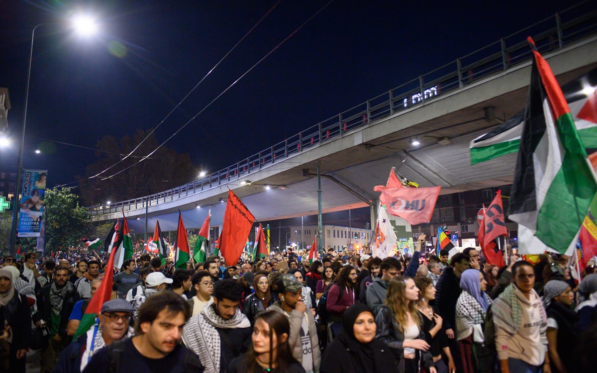 Milano, in 5mila al nuovo corteo pro Gaza tra cori e cartelli contro Meloni . Occupato il liceo Berchet Milano, in 5mila al nuovo corteo pro Gaza tra cori e cartelli contro Meloni . Occupato il liceo Berchet