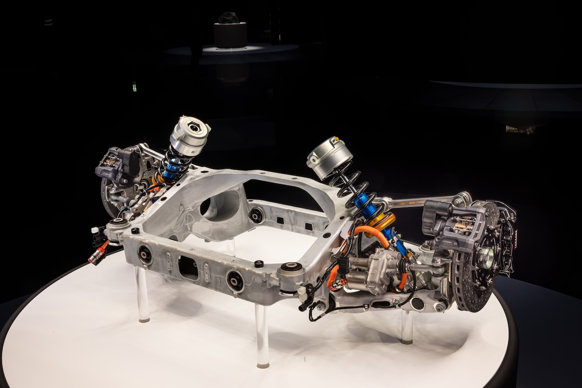 Ferrari Elettrica: svelati telaio, batteria e assali da record Ferrari Elettrica: svelati telaio, batteria e assali da record