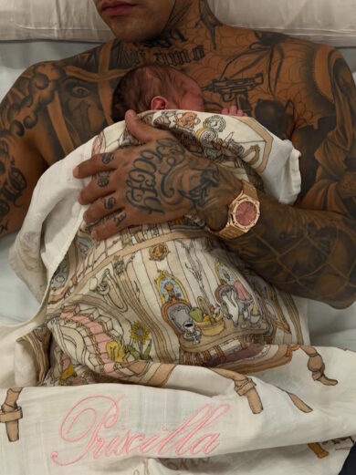 Giulia De Lellis-Tony Effe, fiocco rosa per il trapper e l’influencer: è nata la figlia Priscilla, le prime foto della piccola