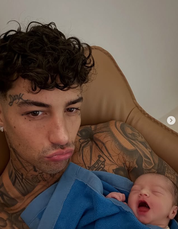 Giulia De Lellis-Tony Effe, fiocco rosa per il trapper e l’influencer: è nata la figlia Priscilla, le prime foto della piccola
