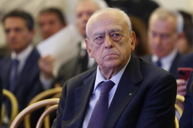 Paragon, anche Caltagirone ha ricevuto il messaggio su WhatsApp: “Sei stato spiato”