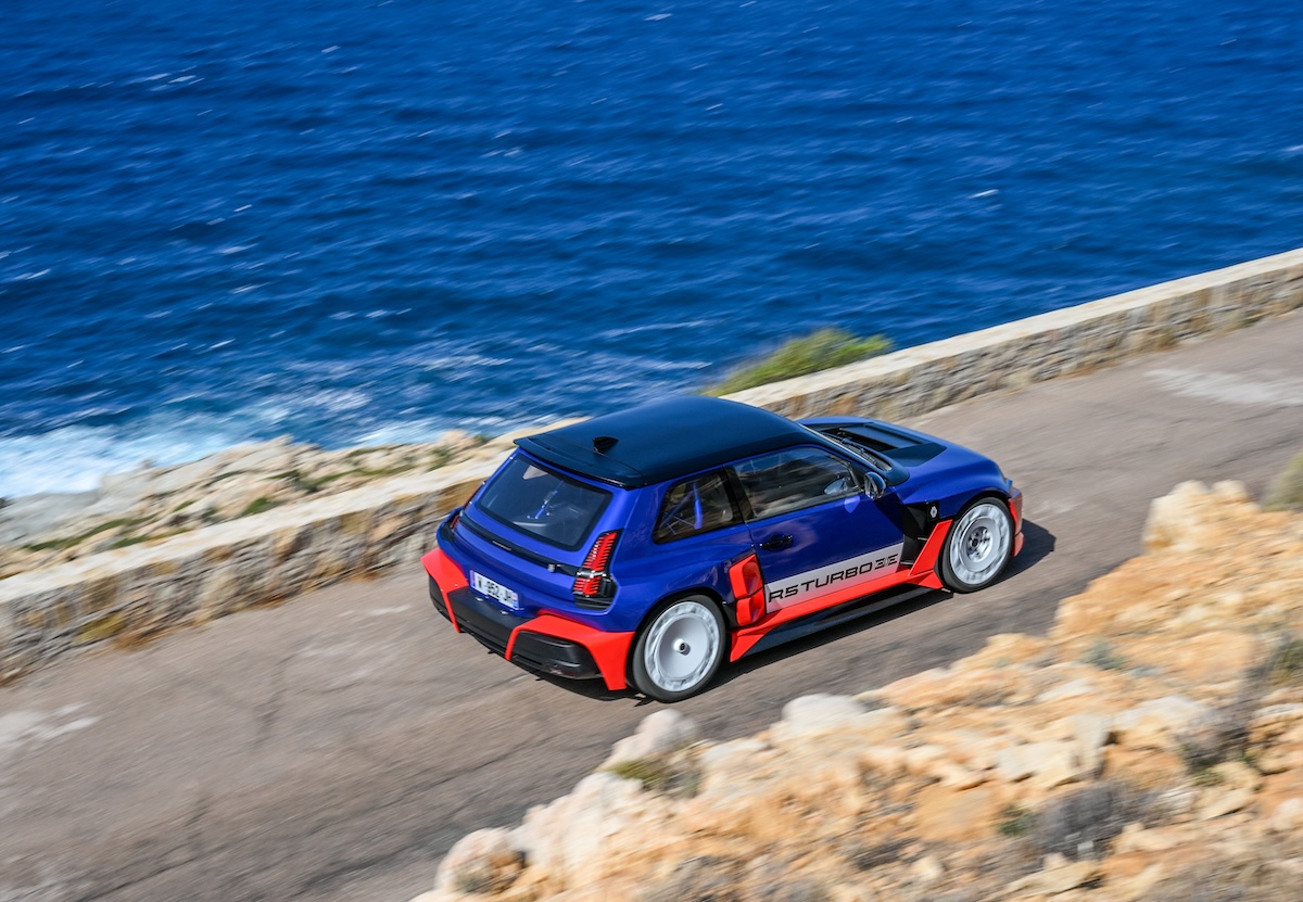 Renault 5 Turbo 3E: la supercar compatta elettrica debutta in Corsica Renault 5 Turbo 3E: la supercar compatta elettrica debutta in Corsica