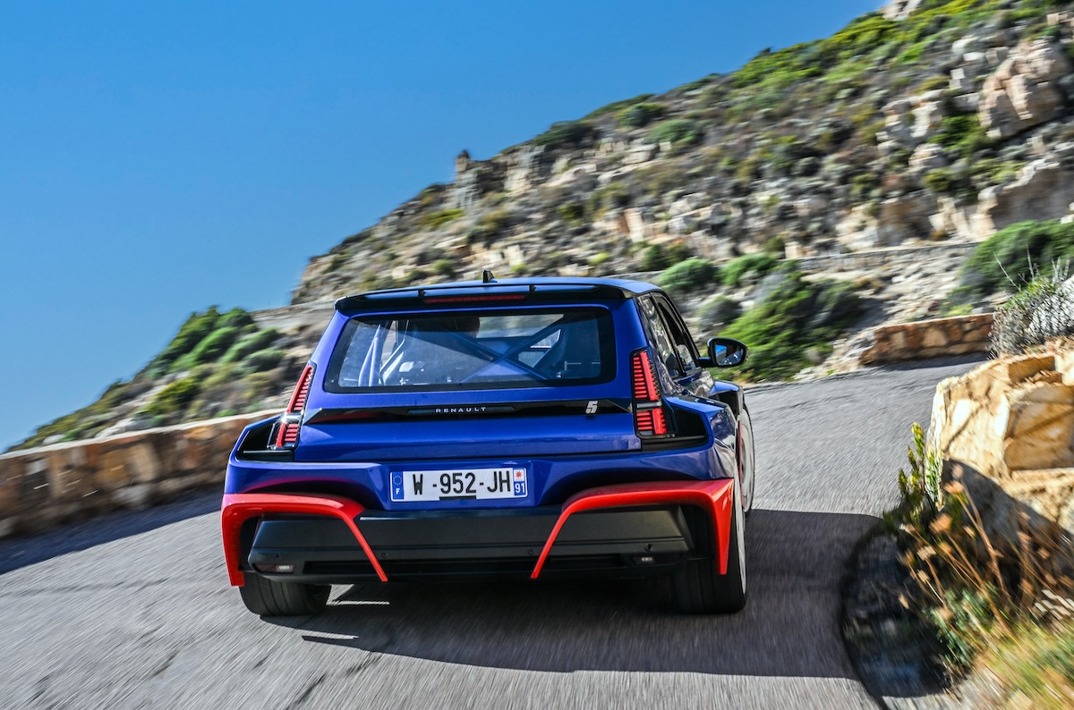 Renault 5 Turbo 3E: la supercar compatta elettrica debutta in Corsica Renault 5 Turbo 3E: la supercar compatta elettrica debutta in Corsica