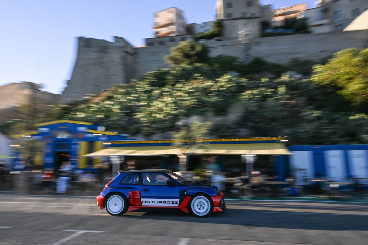 Renault 5 Turbo 3E: la supercar compatta elettrica debutta in Corsica Renault 5 Turbo 3E: la supercar compatta elettrica debutta in Corsica