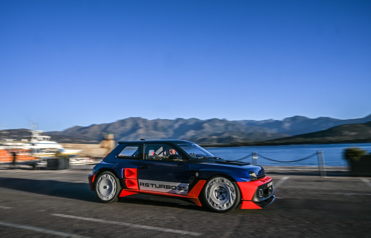 Renault 5 Turbo 3E: la supercar compatta elettrica debutta in Corsica Renault 5 Turbo 3E: la supercar compatta elettrica debutta in Corsica