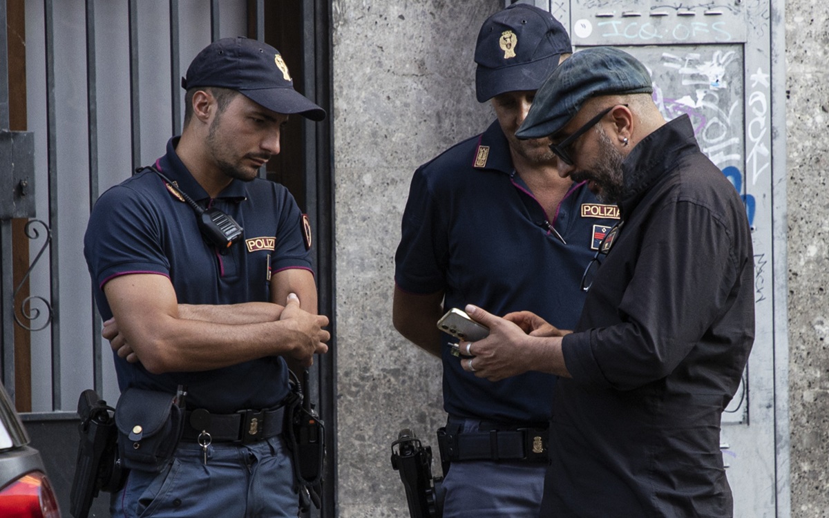 Roma, due anfore romane sequestrate da carabinieri tornano ad Anzio Roma, due anfore romane sequestrate da carabinieri tornano ad Anzio