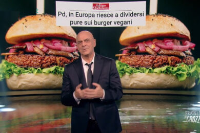 Crozza e il suo monologo sulla sinistra “confusa”: tra hamburger vegani, salari bloccati e ricchezza di pochi
