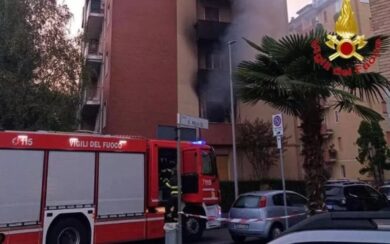 Incendio in una palazzina a Cornaredo: morti padre, madre e figlio – “Trovate tracce di una sostanza accelerante”