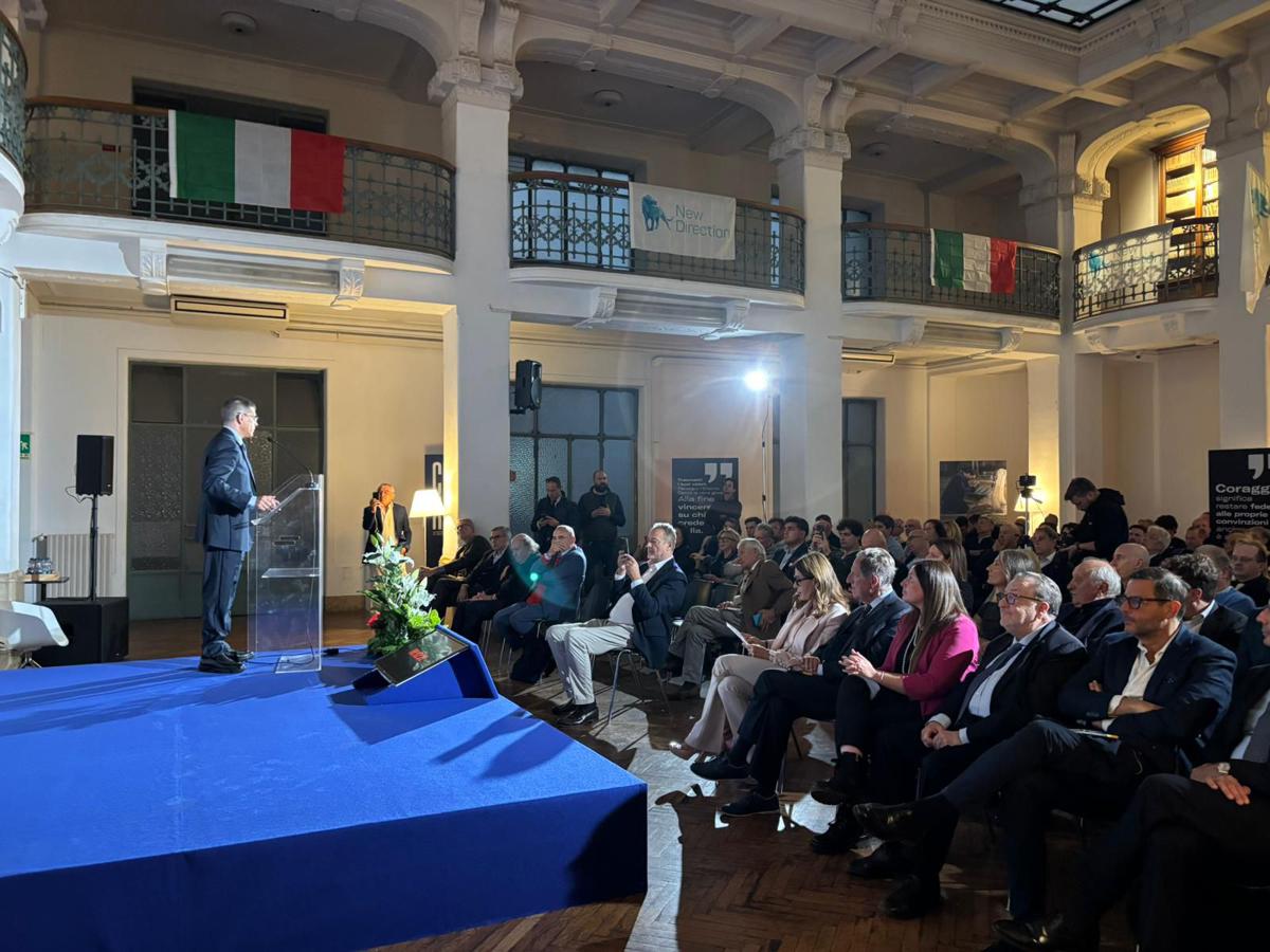 Charlie Kirk, la serata ricordo a Milano a un mese dalla morte – L’omaggio commosso di Fidanza al Premio Nobel, Maria Corina Machado Charlie Kirk, la serata ricordo a Milano a un mese dalla morte – L’omaggio commosso di Fidanza al Premio Nobel, Maria Corina Machado