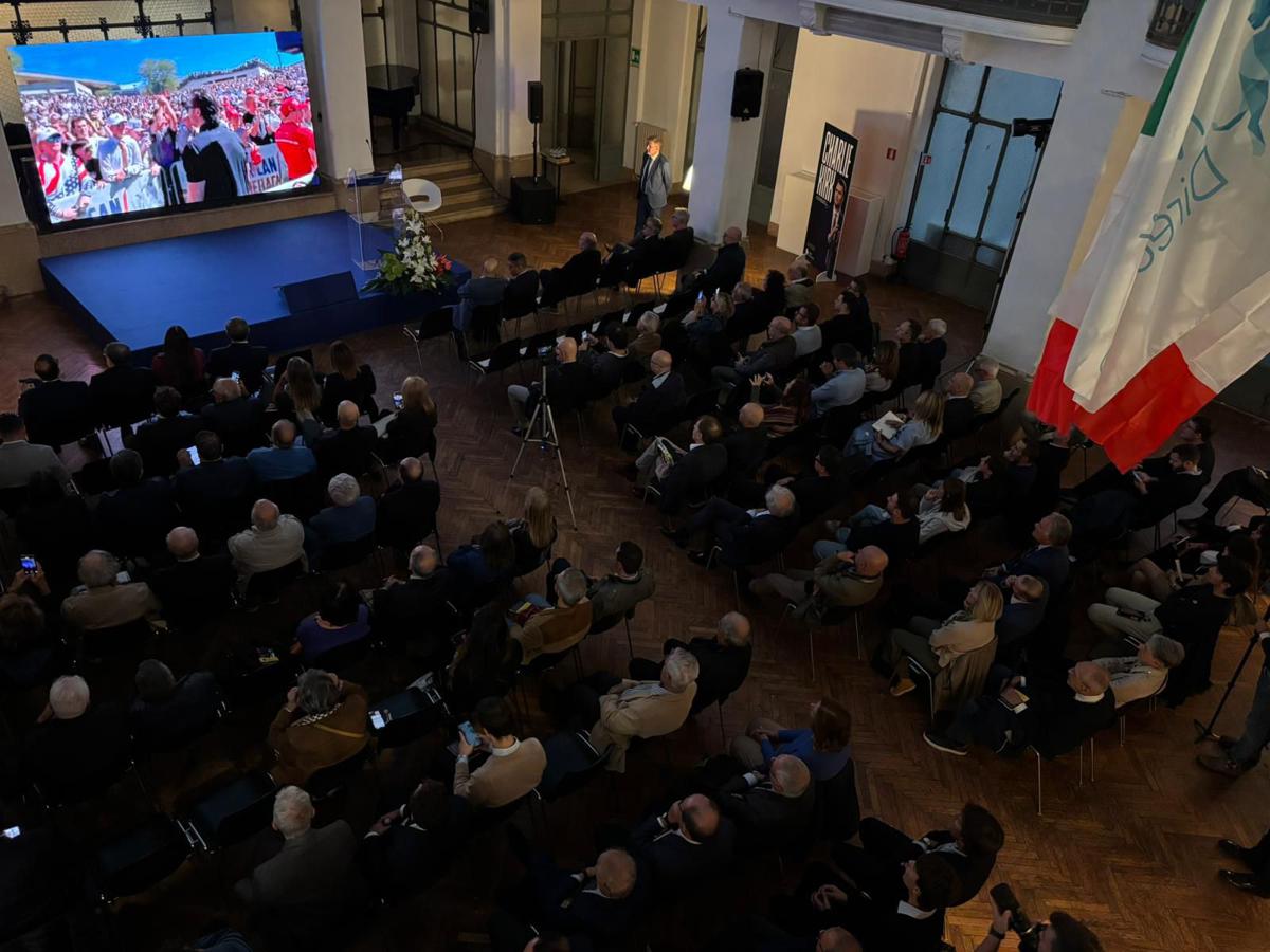 Charlie Kirk, la serata ricordo a Milano a un mese dalla morte – L’omaggio commosso di Fidanza al Premio Nobel, Maria Corina Machado Charlie Kirk, la serata ricordo a Milano a un mese dalla morte – L’omaggio commosso di Fidanza al Premio Nobel, Maria Corina Machado