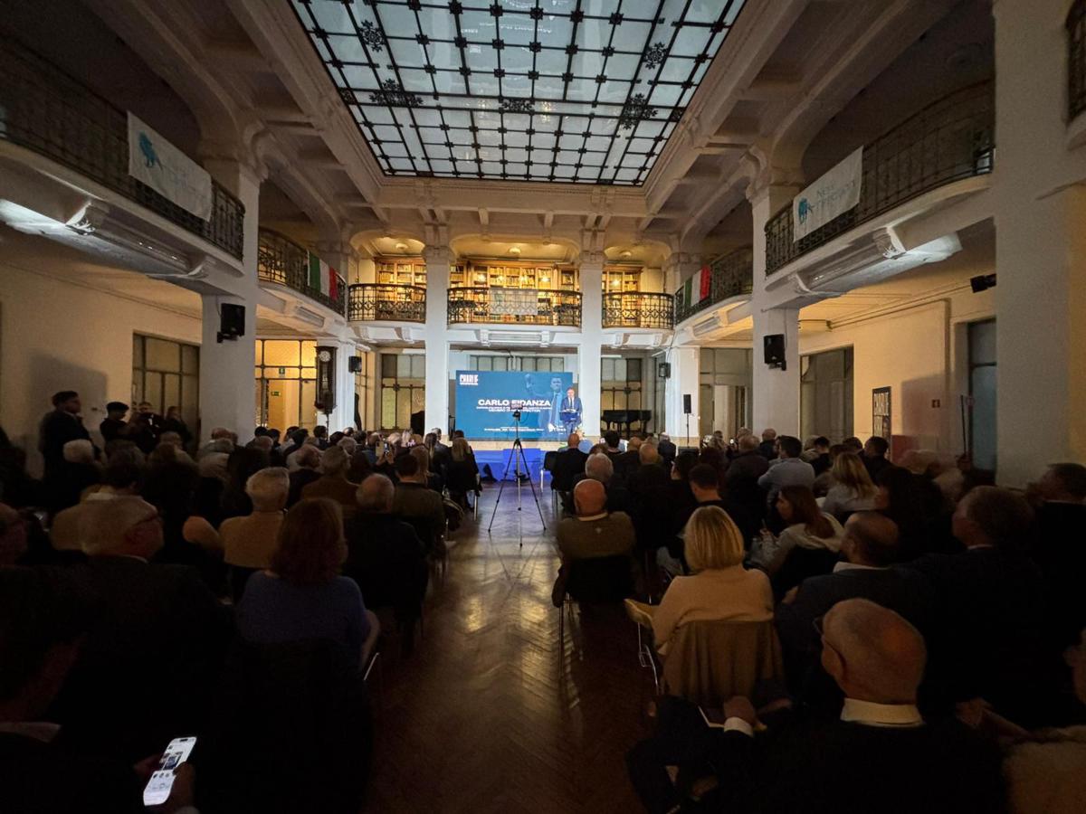 Charlie Kirk, la serata ricordo a Milano a un mese dalla morte – L’omaggio commosso di Fidanza al Premio Nobel, Maria Corina Machado Charlie Kirk, la serata ricordo a Milano a un mese dalla morte – L’omaggio commosso di Fidanza al Premio Nobel, Maria Corina Machado