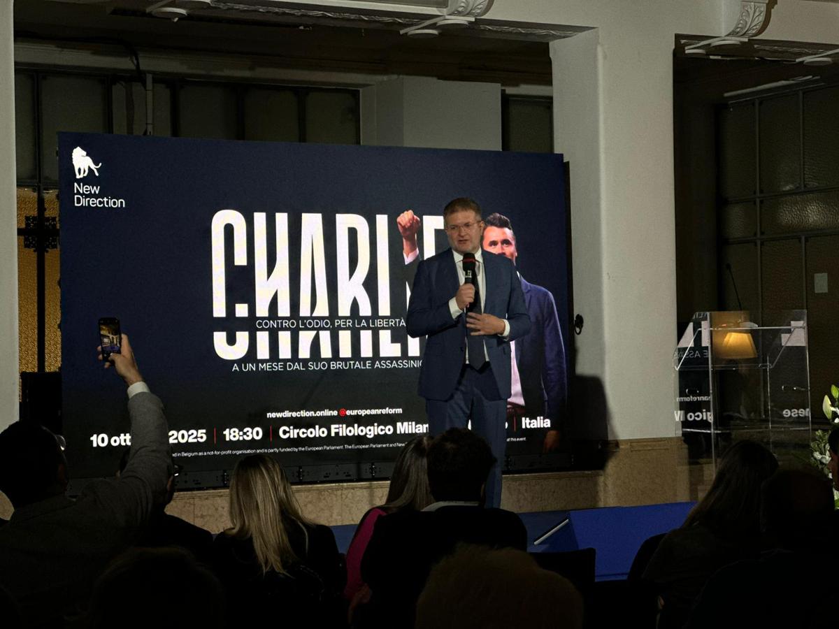 Charlie Kirk, la serata ricordo a Milano a un mese dalla morte – L’omaggio commosso di Fidanza al Premio Nobel, Maria Corina Machado Charlie Kirk, la serata ricordo a Milano a un mese dalla morte – L’omaggio commosso di Fidanza al Premio Nobel, Maria Corina Machado