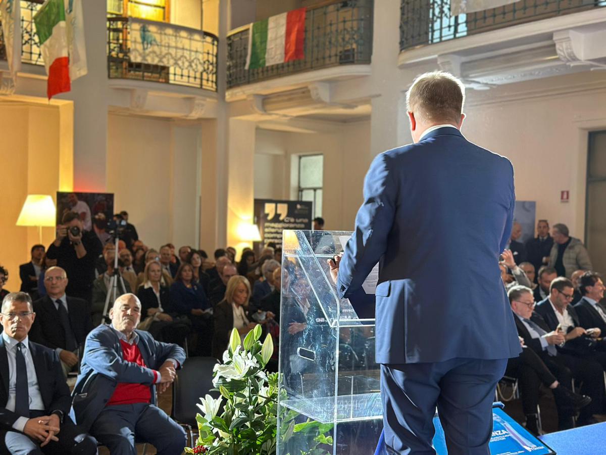 Charlie Kirk, la serata ricordo a Milano a un mese dalla morte – L’omaggio commosso di Fidanza al Premio Nobel, Maria Corina Machado Charlie Kirk, la serata ricordo a Milano a un mese dalla morte – L’omaggio commosso di Fidanza al Premio Nobel, Maria Corina Machado