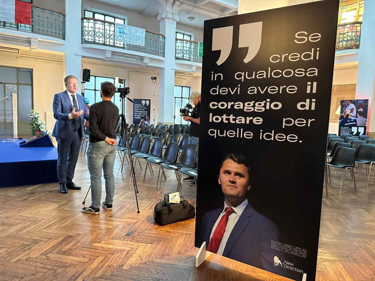 Charlie Kirk, la serata ricordo a Milano a un mese dalla morte – L’omaggio commosso di Fidanza al Premio Nobel, Maria Corina Machado Charlie Kirk, la serata ricordo a Milano a un mese dalla morte – L’omaggio commosso di Fidanza al Premio Nobel, Maria Corina Machado