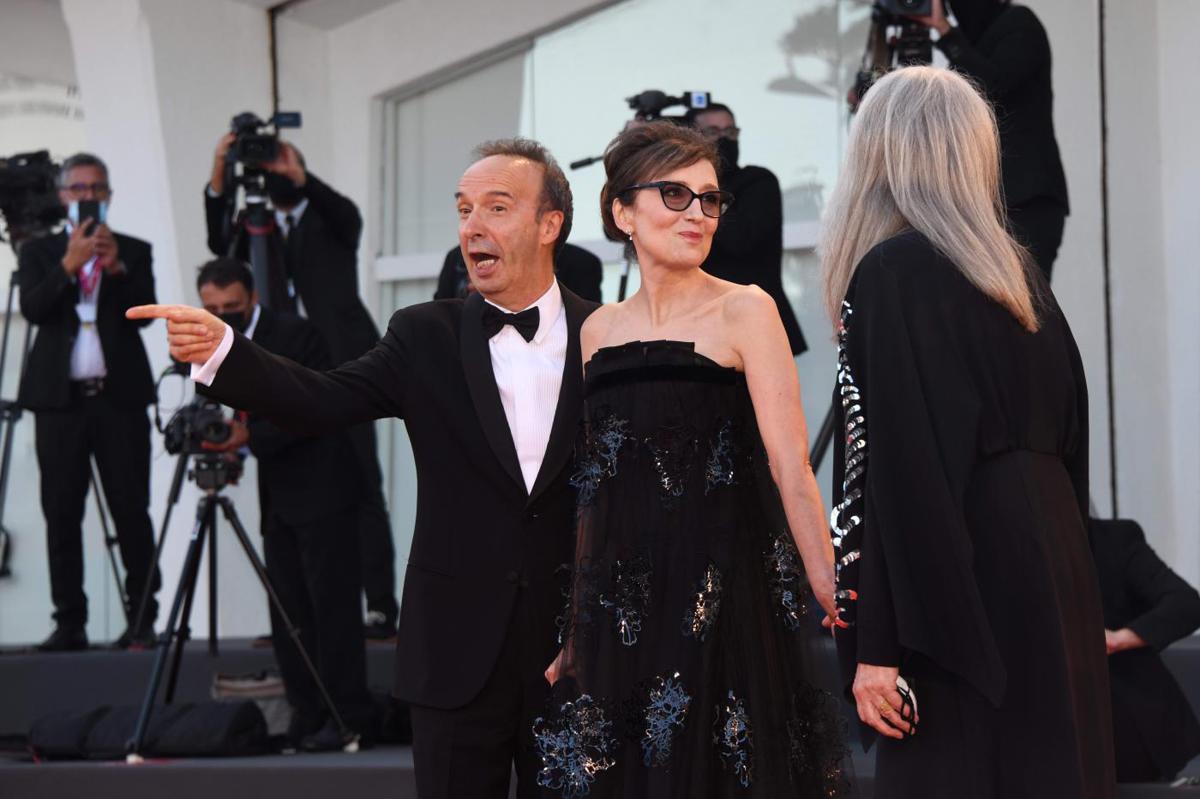 Roberto Benigni e la moglie Nicoletta Braschi, la vita è meno bella: crollano gli utili della coppia d’oro del cinema italiano Roberto Benigni e la moglie Nicoletta Braschi, la vita è meno bella: crollano gli utili della coppia d’oro del cinema italiano