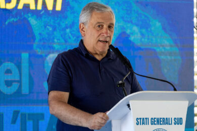 Banche, Tajani mette fine al dibattito: “Ha prevalso la linea di Forza Italia, nessuna tassa sugli extraprofitti”