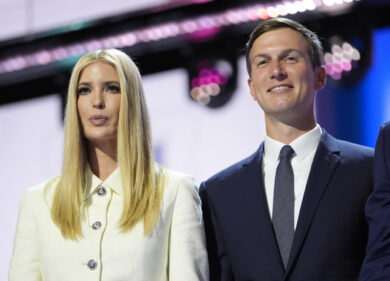 Ivanka Trump, altro che addio alla politica. A fianco di papà Donald per firmare gli accordi di pace