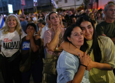 Israele, Hamas libera tutti gli ostaggi: ma restituirà solo quattro corpi. Il ministro di Netanyahu: “Violano l’accordo”