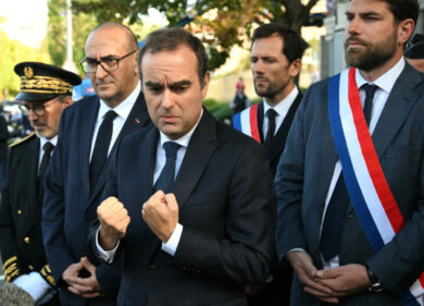 Francia, situazione surreale: formato il governo Lecornu bis, ma è sostenuto dal solo Macron. “Non svuotate le valigie”