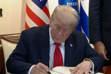 Trump firma l’accordo di pace: “Hamas come forza di polizia a Gaza per un breve periodo”. Iniziata la fase 2 dei negoziati