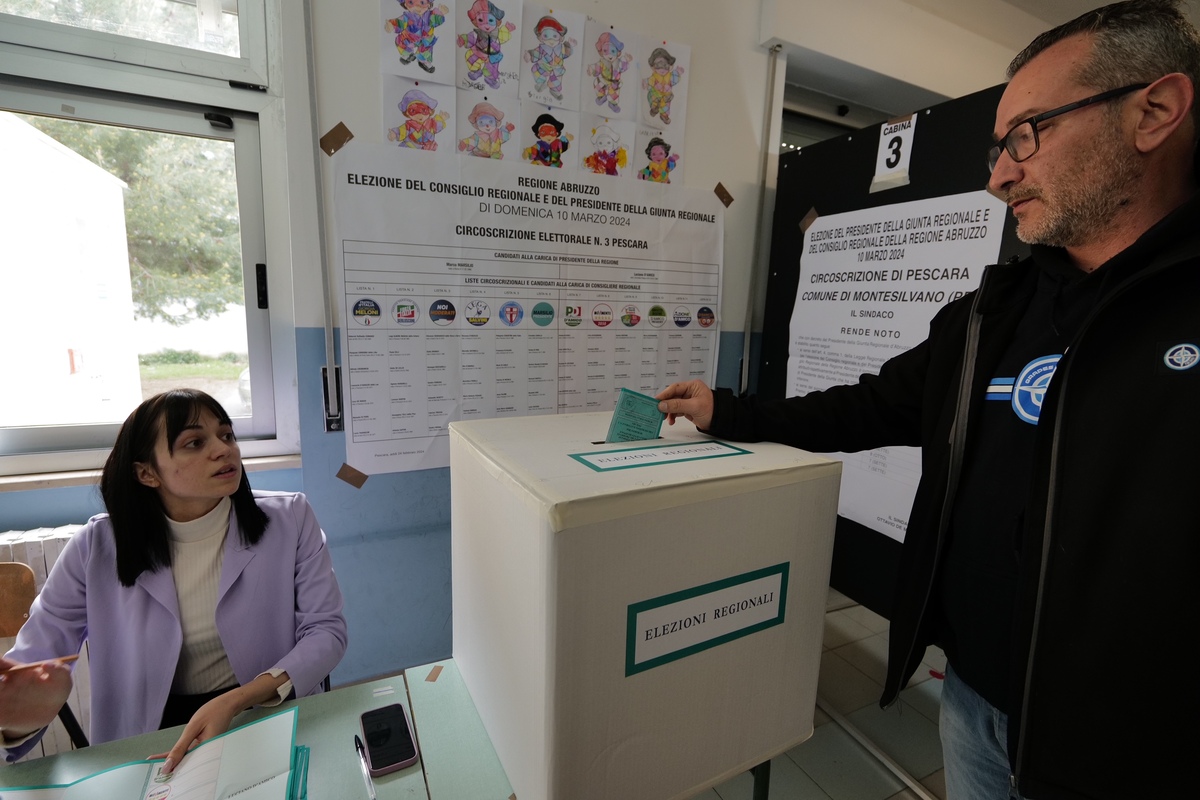 Elezioni Toscana, Pd primo partito in crescita. Vola Renzi, AVS stabile, tonfo M5S. FdI regge, sale Forza Italia, cala la Lega Elezioni Toscana, Pd primo partito in crescita. Vola Renzi, AVS stabile, tonfo M5S. FdI regge, sale Forza Italia, cala la Lega