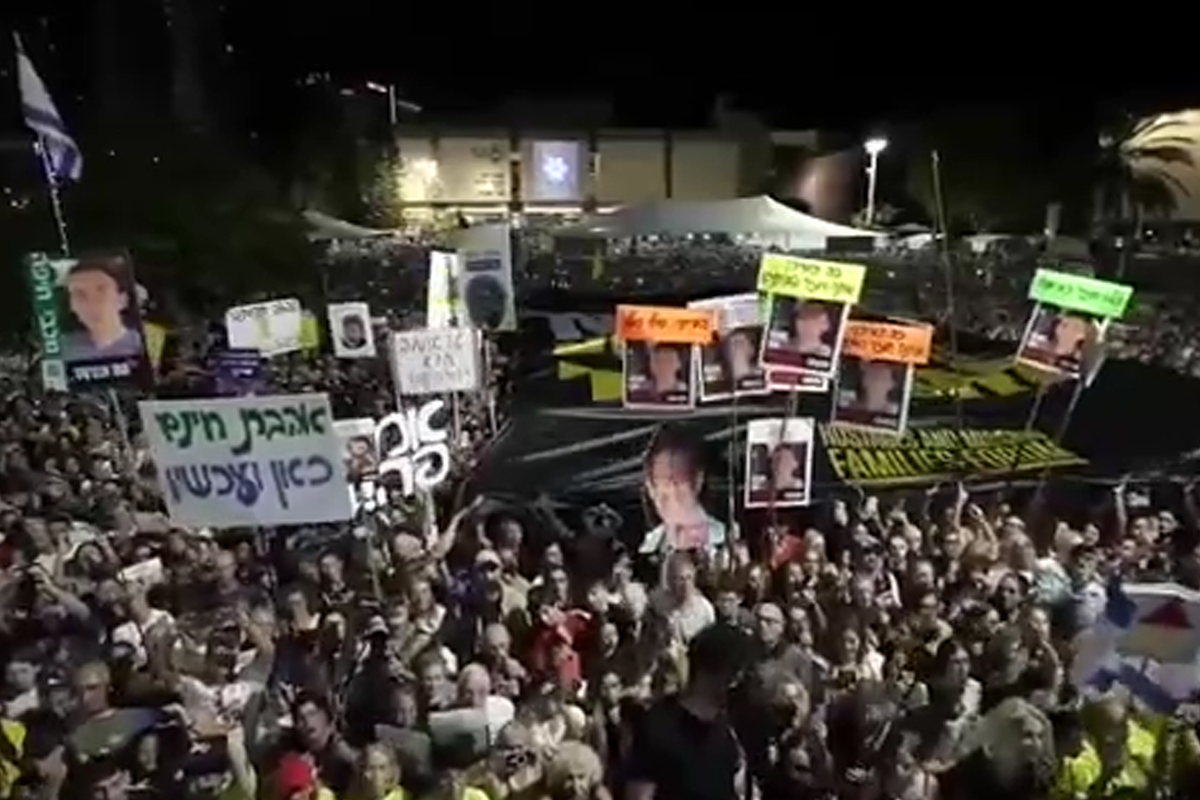 Israele, folla in piazza per gli ostaggi: “Thank you Trump, thank you Trump” Israele, folla in piazza per gli ostaggi: “Thank you Trump, thank you Trump”