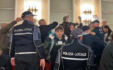 Il consiglio di Milano non blocca il gemellaggio con Tel Aviv, esplode la rabbia dei cittadini dentro e fuori dall’aula