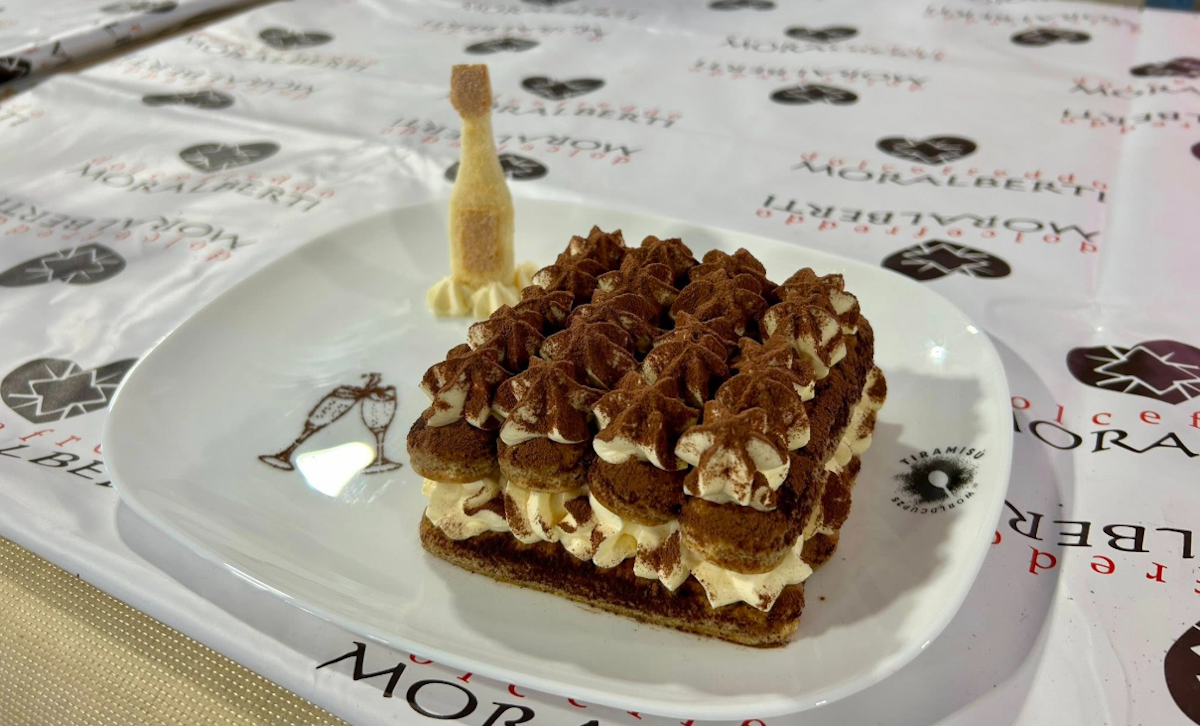 Tiramisù World Cup 2025, due venete vincono la sfida più golosa dell’anno: versione creativa con caramello salato e albicocche Tiramisù World Cup 2025, due venete vincono la sfida più golosa dell’anno: versione creativa con caramello salato e albicocche