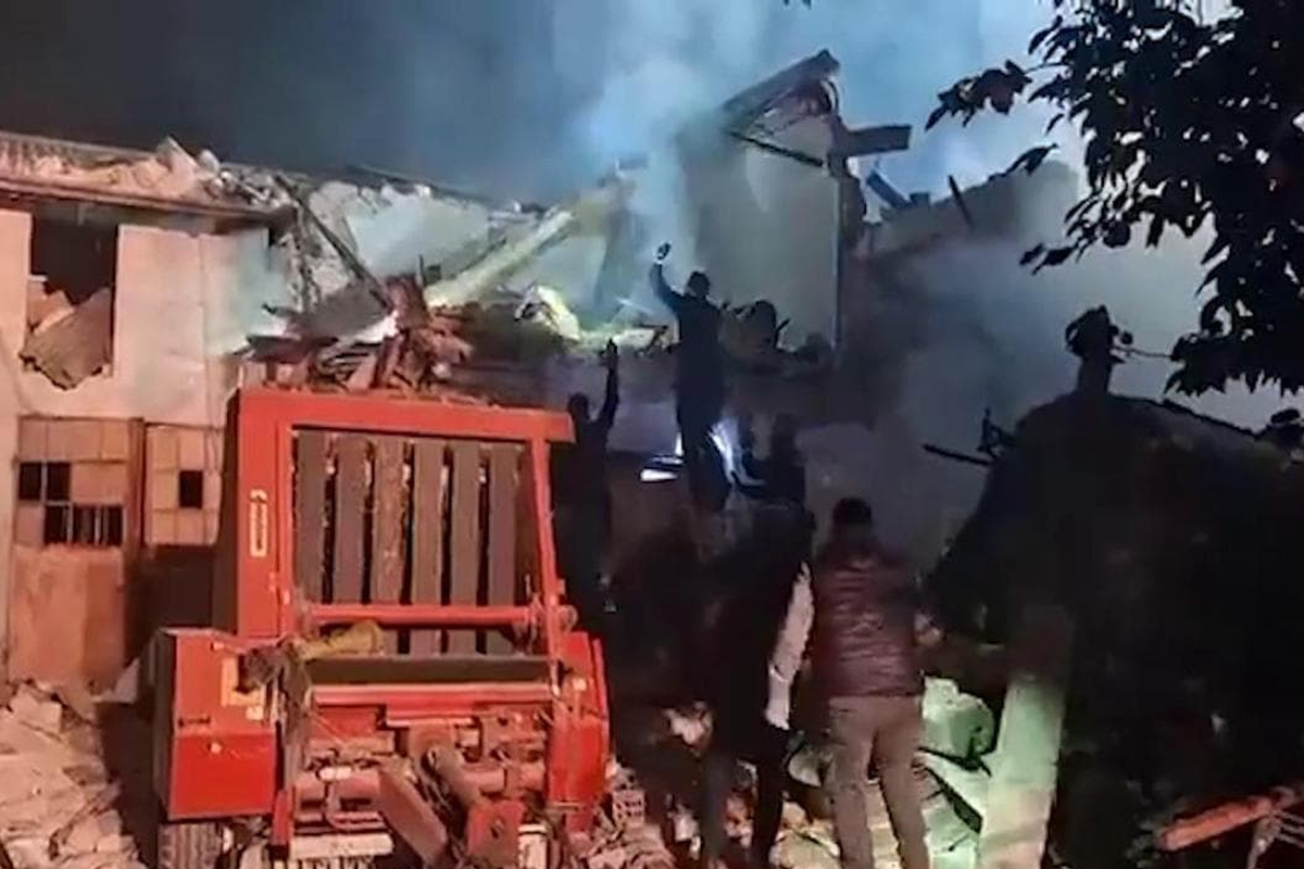 Palazzina esplode durante uno sgombero, morti 3 carabinieri. Fermati tre fratelli, si valuta l’accusa di strage Palazzina esplode durante uno sgombero, morti 3 carabinieri. Fermati tre fratelli, si valuta l’accusa di strage