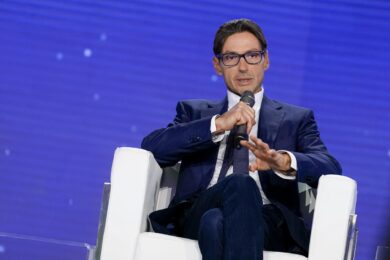 Mediaset, la scelta strategica di programmazione nel giorno della pace in Medio Oriente