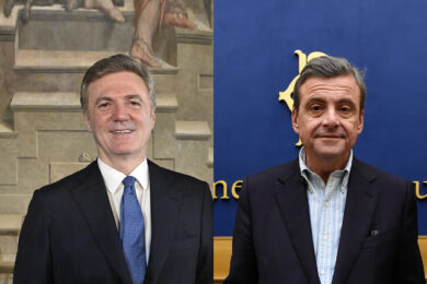 “Fai più utili di Hermes e ti prendi pure il bonus”, “Dici cose false e ne risponderai”: volano stracci tra Calenda (Azione) e l’ad di Enel Cattaneo
