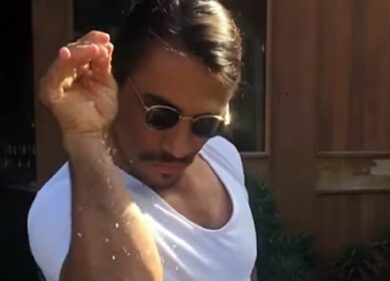 Salt Bae, quanto costa mangiare nel ristorante più social del mondo. Bistecche d’oro e… prezzi folli