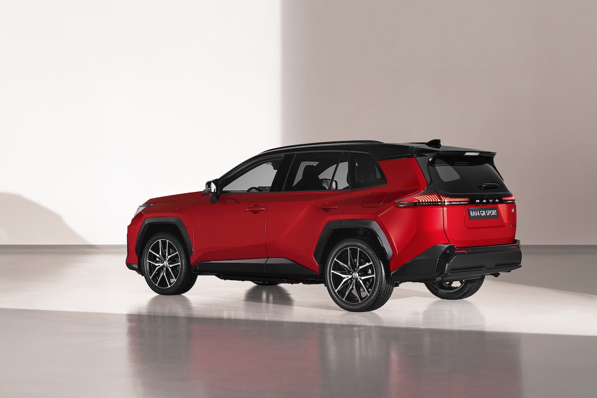 Toyota: nuovo RAV4 Full Hybrid e Plug-in, tecnologia e sicurezza