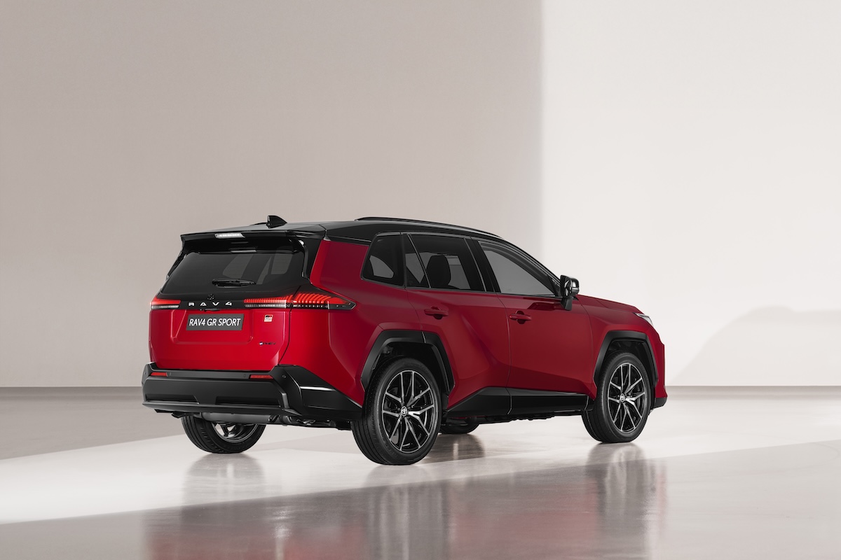 Toyota: nuovo RAV4 Full Hybrid e Plug-in, tecnologia e sicurezza