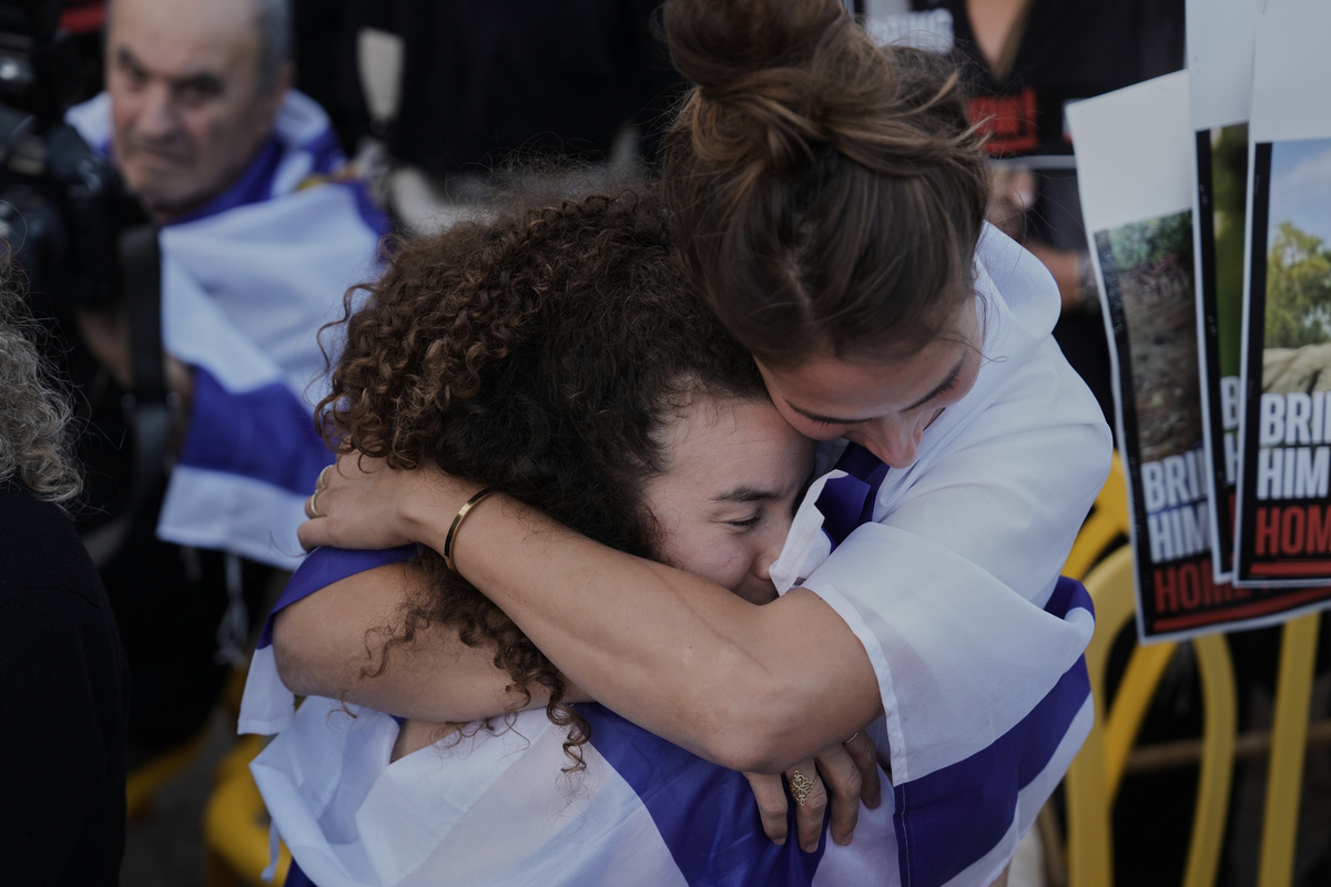 Israele-Gaza, i racconti degli ostaggi liberi: “Picchiati e messi in gabbia”. I detenuti palestinesi: “Trattati come animali” Israele-Gaza, i racconti degli ostaggi liberi: “Picchiati e messi in gabbia”. I detenuti palestinesi: “Trattati come animali”