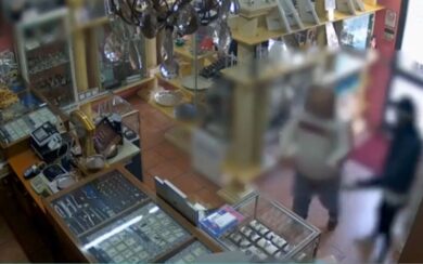 Milano, si travestivano da agenti per svaligiare orafi e gioiellerie: otto arrestati