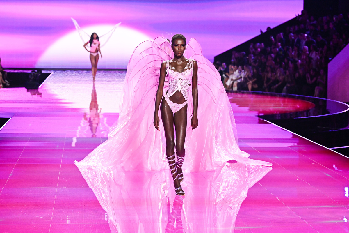 Victoria’s Secret Fashion Show 2025, tornano “gli angeli” del brand di lingerie all’insegna della body positivity – FOTO