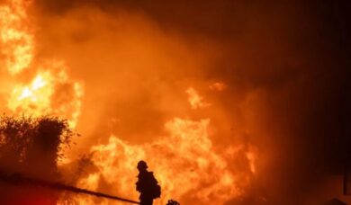 Viareggio, a fuoco un appartamento: intossicato un bimbo di un anno con la mamma e la zia