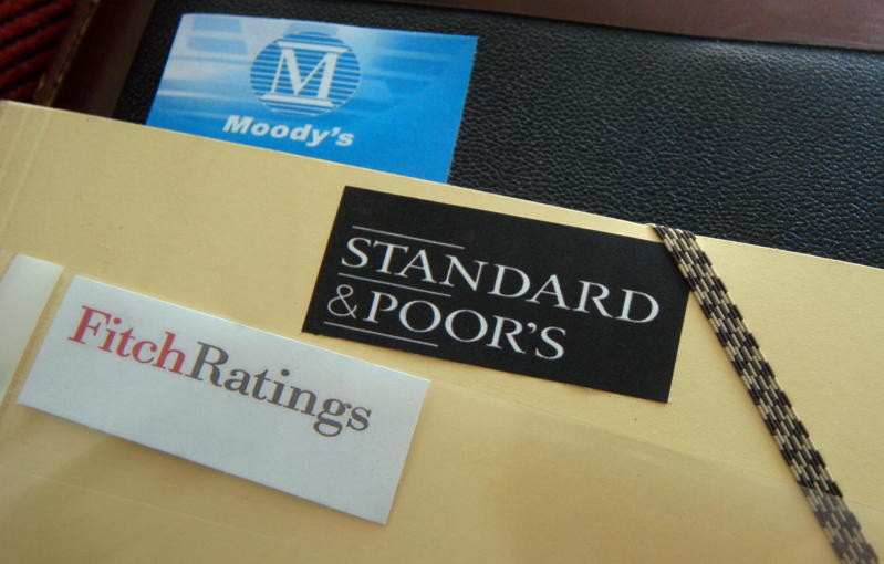 Mediobanca, non solo lo “schiaffo” da Moody’s. Anche Fitch taglia il rating. E Piazzetta Cuccia non ci sta Mediobanca, non solo lo “schiaffo” da Moody’s. Anche Fitch taglia il rating. E Piazzetta Cuccia non ci sta