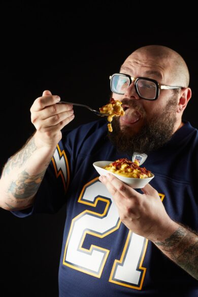 “Il mio sogno? Essere l’italiano che vende hamburger agli americani e aprire il Peach Pit di Beverly Hills 90210. Vieri? Ama quello con la cipolla cruda” – L’intervista allo youtuber Mocho