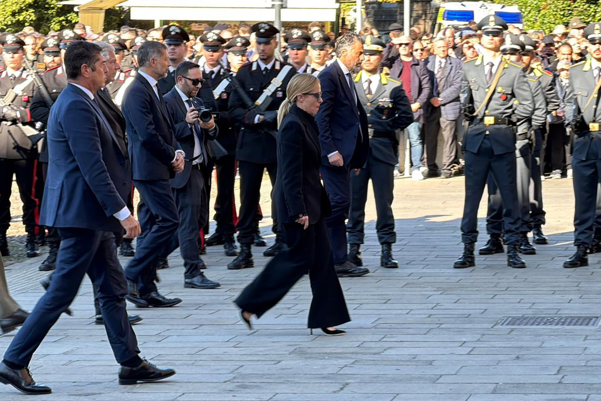 Esplosione a Verona, funerali di Stato per i tre carabinieri uccisi. “Hanno servito la patria con amore”. Mattarella e Meloni vicini ai familiari Esplosione a Verona, funerali di Stato per i tre carabinieri uccisi. “Hanno servito la patria con amore”. Mattarella e Meloni vicini ai familiari