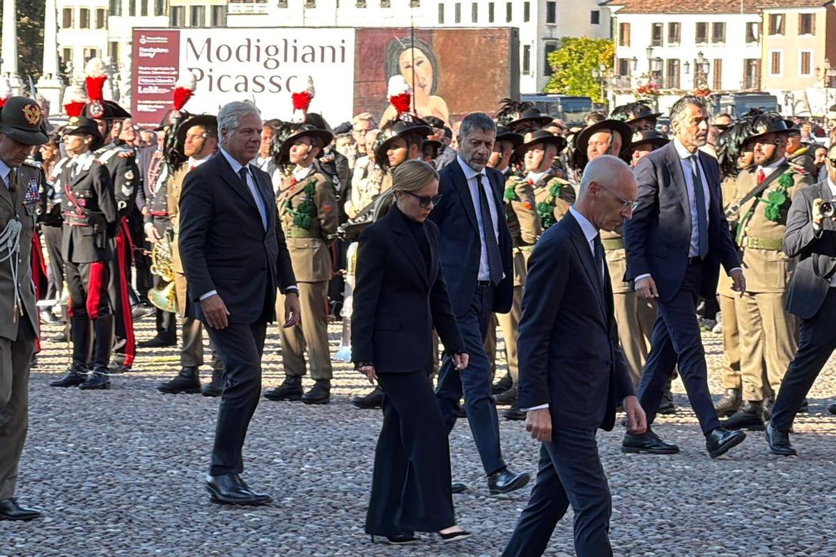 Esplosione a Verona, funerali di Stato per i tre carabinieri uccisi. “Hanno servito la patria con amore”. Mattarella e Meloni vicini ai familiari Esplosione a Verona, funerali di Stato per i tre carabinieri uccisi. “Hanno servito la patria con amore”. Mattarella e Meloni vicini ai familiari