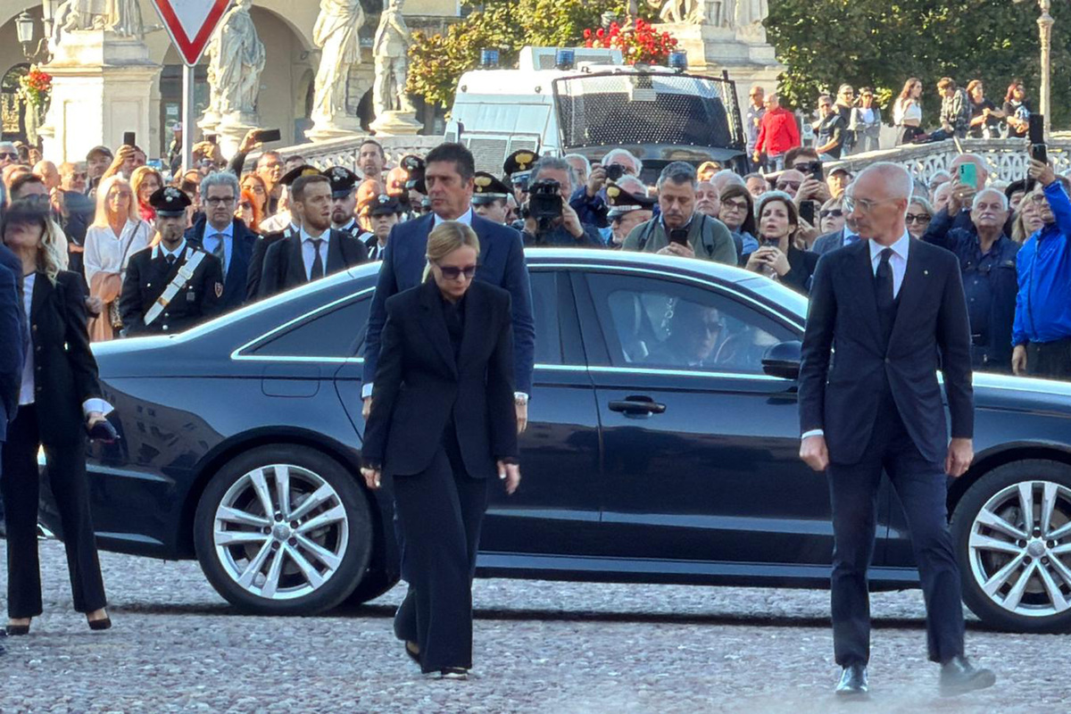 Esplosione a Verona, funerali di Stato per i tre carabinieri uccisi. “Hanno servito la patria con amore”. Mattarella e Meloni vicini ai familiari Esplosione a Verona, funerali di Stato per i tre carabinieri uccisi. “Hanno servito la patria con amore”. Mattarella e Meloni vicini ai familiari