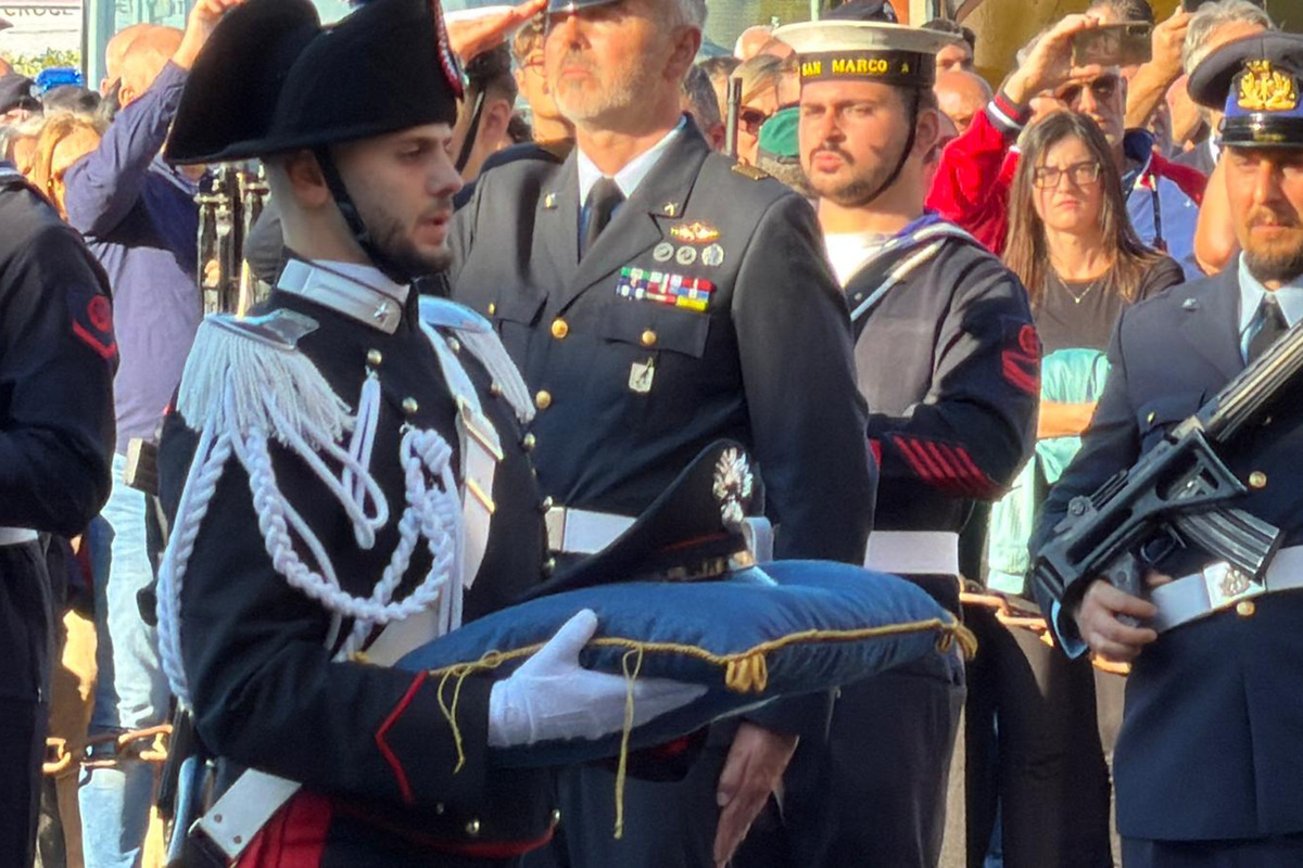 Esplosione a Verona, funerali di Stato per i tre carabinieri uccisi. “Hanno servito la patria con amore”. Mattarella e Meloni vicini ai familiari Esplosione a Verona, funerali di Stato per i tre carabinieri uccisi. “Hanno servito la patria con amore”. Mattarella e Meloni vicini ai familiari