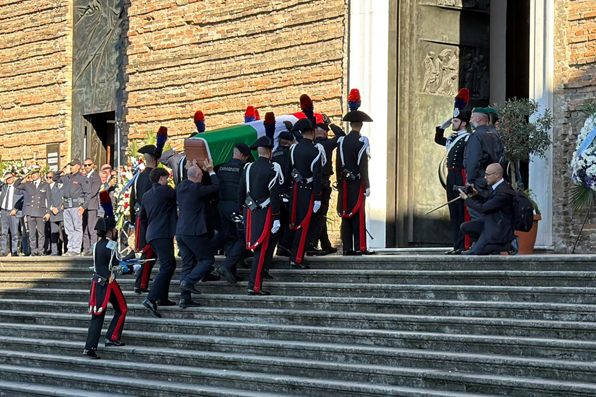 Esplosione a Verona, funerali di Stato per i tre carabinieri uccisi. “Hanno servito la patria con amore”. Mattarella e Meloni vicini ai familiari Esplosione a Verona, funerali di Stato per i tre carabinieri uccisi. “Hanno servito la patria con amore”. Mattarella e Meloni vicini ai familiari