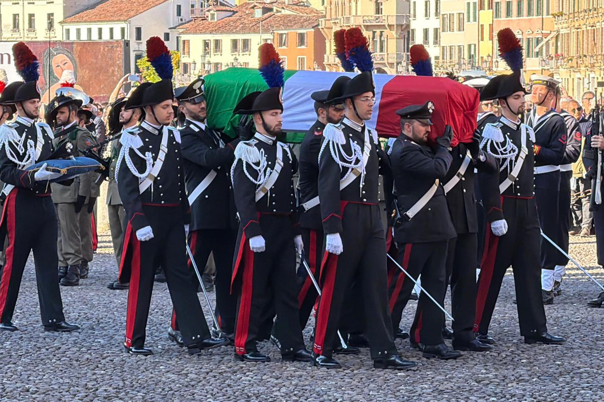Esplosione a Verona, funerali di Stato per i tre carabinieri uccisi. “Hanno servito la patria con amore”. Mattarella e Meloni vicini ai familiari Esplosione a Verona, funerali di Stato per i tre carabinieri uccisi. “Hanno servito la patria con amore”. Mattarella e Meloni vicini ai familiari