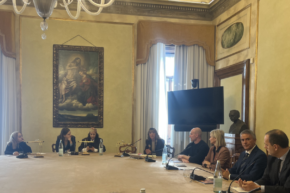 BPER presenta ‘Fabrizio Dusi. Le parole degli altri’: un viaggio tra arte, linguaggio e ascolto a Palazzo Martinengo di Villagana BPER presenta ‘Fabrizio Dusi. Le parole degli altri’: un viaggio tra arte, linguaggio e ascolto a Palazzo Martinengo di Villagana