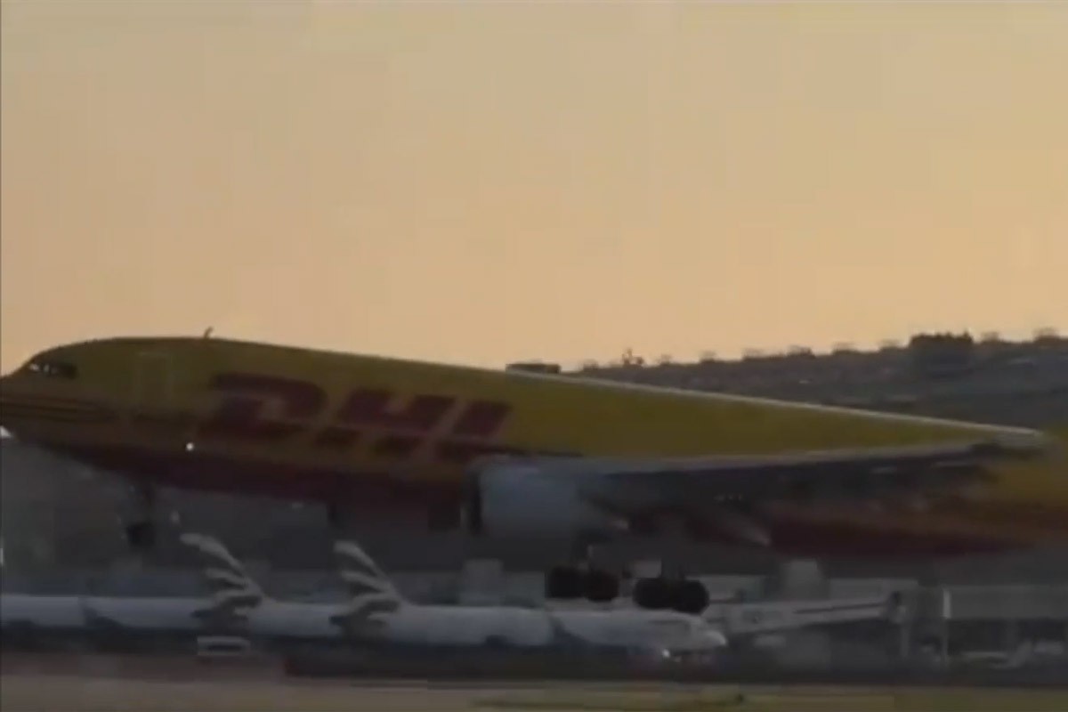Aereo cargo sbaglia manovra e urta la coda durante l’atterraggio. VIDEO Aereo cargo sbaglia manovra e urta la coda durante l’atterraggio. VIDEO